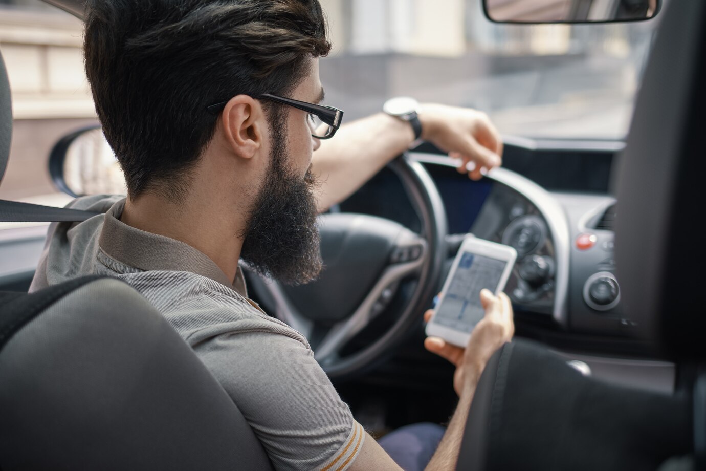 man-using-mobile-phone-while-driving_158595-4198.jpg
